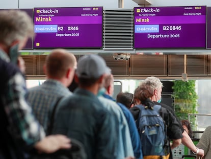 Varios pasajeros esperan para embarcar este jueves en el aeropuerto de Kiev con destino a Minsk en un vuelo de la aerolínea de bandera bielorrusa Belavia.