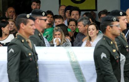 Familiares acompanham a chegada dos corpos das vítimas do acidente aéreo no aeroporto de Chapecó. 