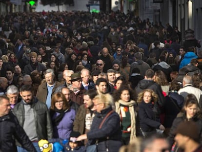 Gente caminando por la calle Preciados de Madrid.