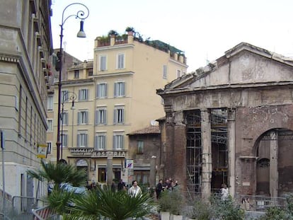Fachada sudoeste del Pórtico de Octavia, en Roma.