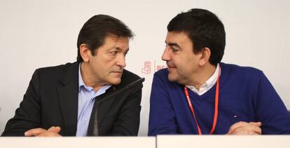El presidente de la comisión gestora del PSOE, Javier Fernández (izquierdai), y el portavoz, Mario Jiménez, al inicio del Comite Federal.