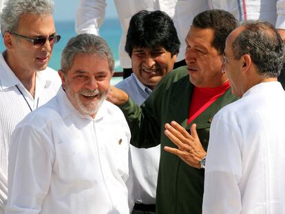De izquierda a derecha, los presidentes de Brasil, Luiz Inácio Lula da Silva; Bolivia, Evo Morales; Venezuela, Hugo Chávez, y México, Felipe Calderón, el lunes en Playa del Carmen (México), durante la cumbre de países de América Latina y el Caribe.