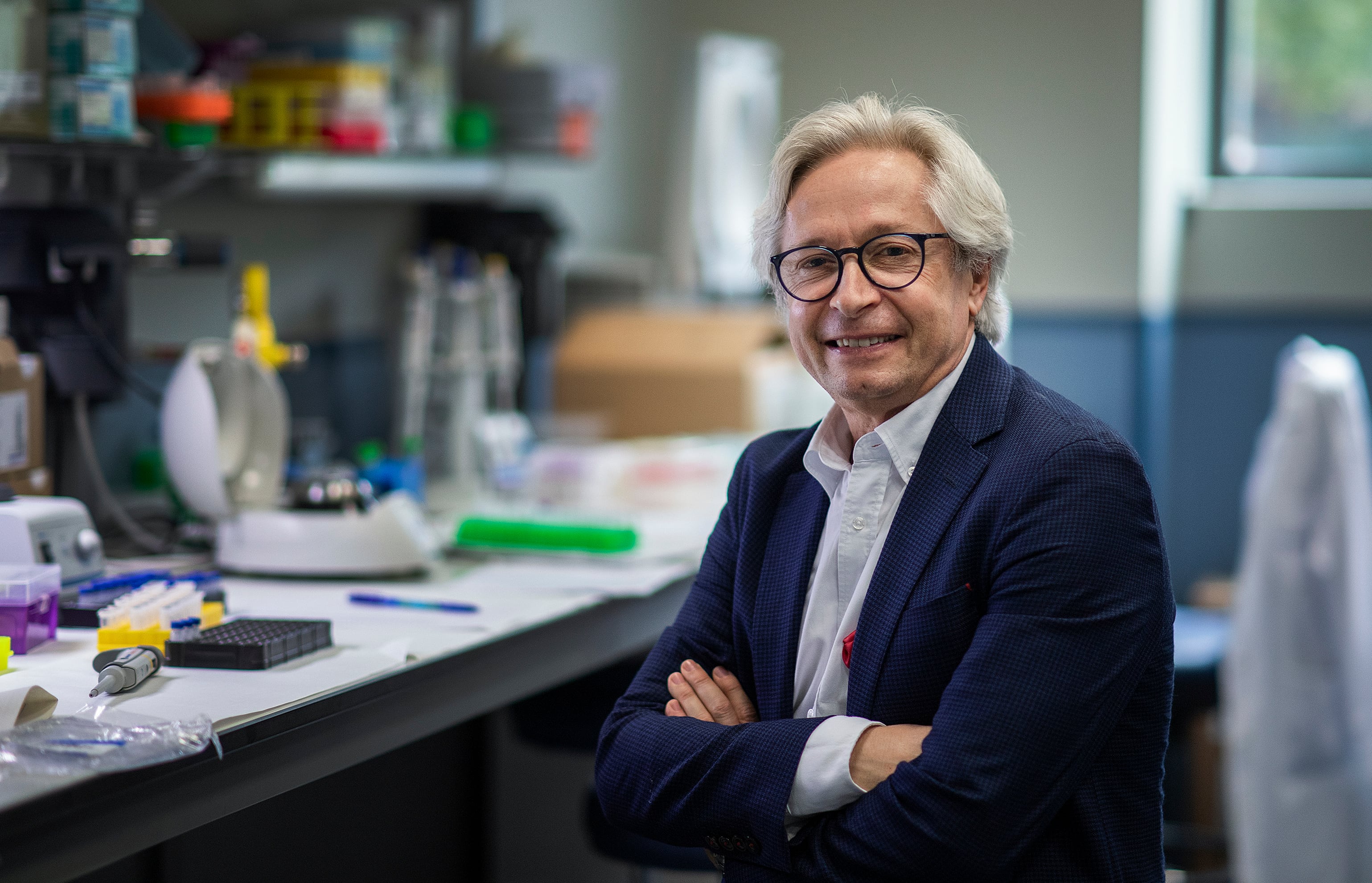 El genetista Guillermo Antiñolo en la sede del  Instituto de Biomedicina de Sevilla (IBIS) en junio de 2023. FOTO: PACO PUENTES (EL PAÍS).