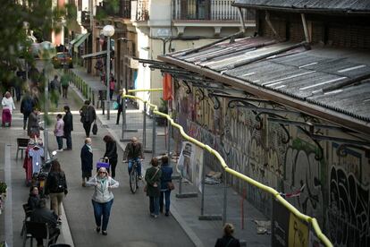 Els veïns lamenten que la gent no sigui conscient del risc que suposa retirar la coberta afectada per amiant.