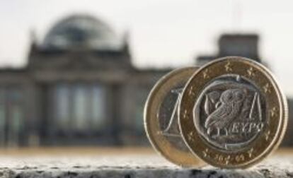 Dos monedas de euro, una de ellas acu&ntilde;ada en Grecia, fotografiadas delante del Bundestag en Berl&iacute;n. EFE/Archivo