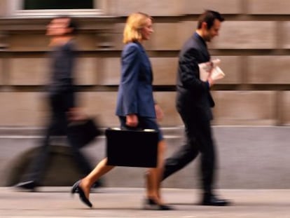 Las mujeres toman las decisiones de forma más participativa que los hombres.