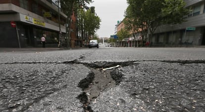 Desperfectos (baches) en el asfalto de la calle Alcalá de Madrid.