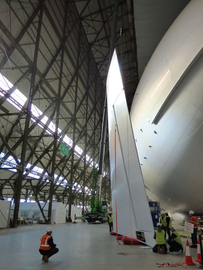 Empleados de la brit&aacute;nica Hybrid Air Vehicles (HAV) junto a la aeronave.