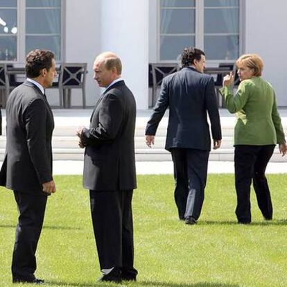 Nicolas Sarkozy habla con Vladímir Putin, en primer término, en una reciente cumbre del G-8.