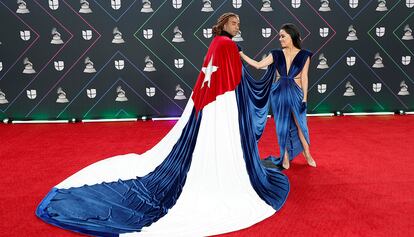 Yotuel y Beatriz Luengo a su llegada a los Grammy Latinos.