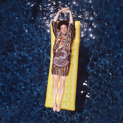 13/07/1980. Lindsay Buckingham floating nude in a pool holding a guitar (Photo by Aaron Rapoport (Corbis / Getty Images)