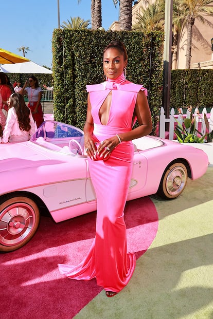 Issa Rae, quien estaba preocupada por que la película fuese "puro feminismo blanco", apareció radiante enfundada en un vestido rosa fucsia de corte sirena con unas dramáticas hombreras. Vestida de Marc Bouwer, Rae encarna a la Barbie Presidenta.