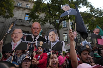 Manifestantes afuera de la Suprema Corte, en Ciudad de México, el 5 de noviembre de 2024.