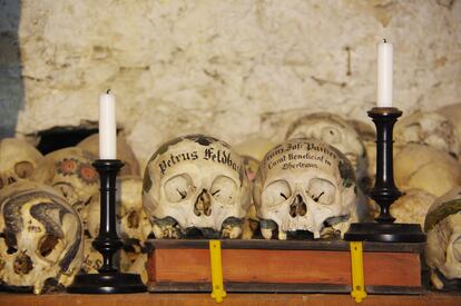 Calaveras pintadas del osario medieval de la Beinhaus. 