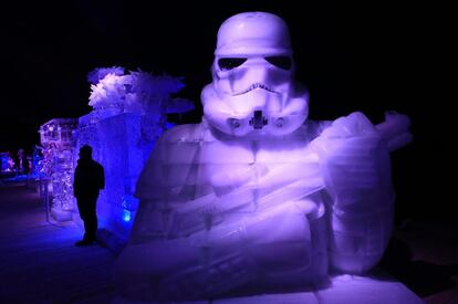 Festival de esculturas de hielo dedicado a la saga de Star Wars en Lieja, Bélgica.