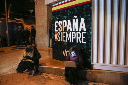 Periodistas de EL PAÍS y la cadena SER trabajan a las puertas de la sede de Vox en Madrid, tras serle negado el acceso al interior, después de conocerse los resultados electorales el 10 de noviembre de 2019.