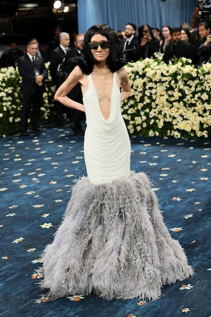 La diseñadora Vera Wang, con modelo rematado con plumas.