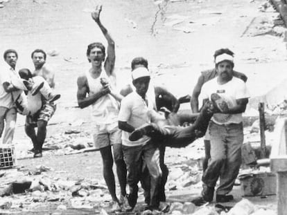 Cidadãos carregam cadáveres durante a revolta de 1989, em Caracas.