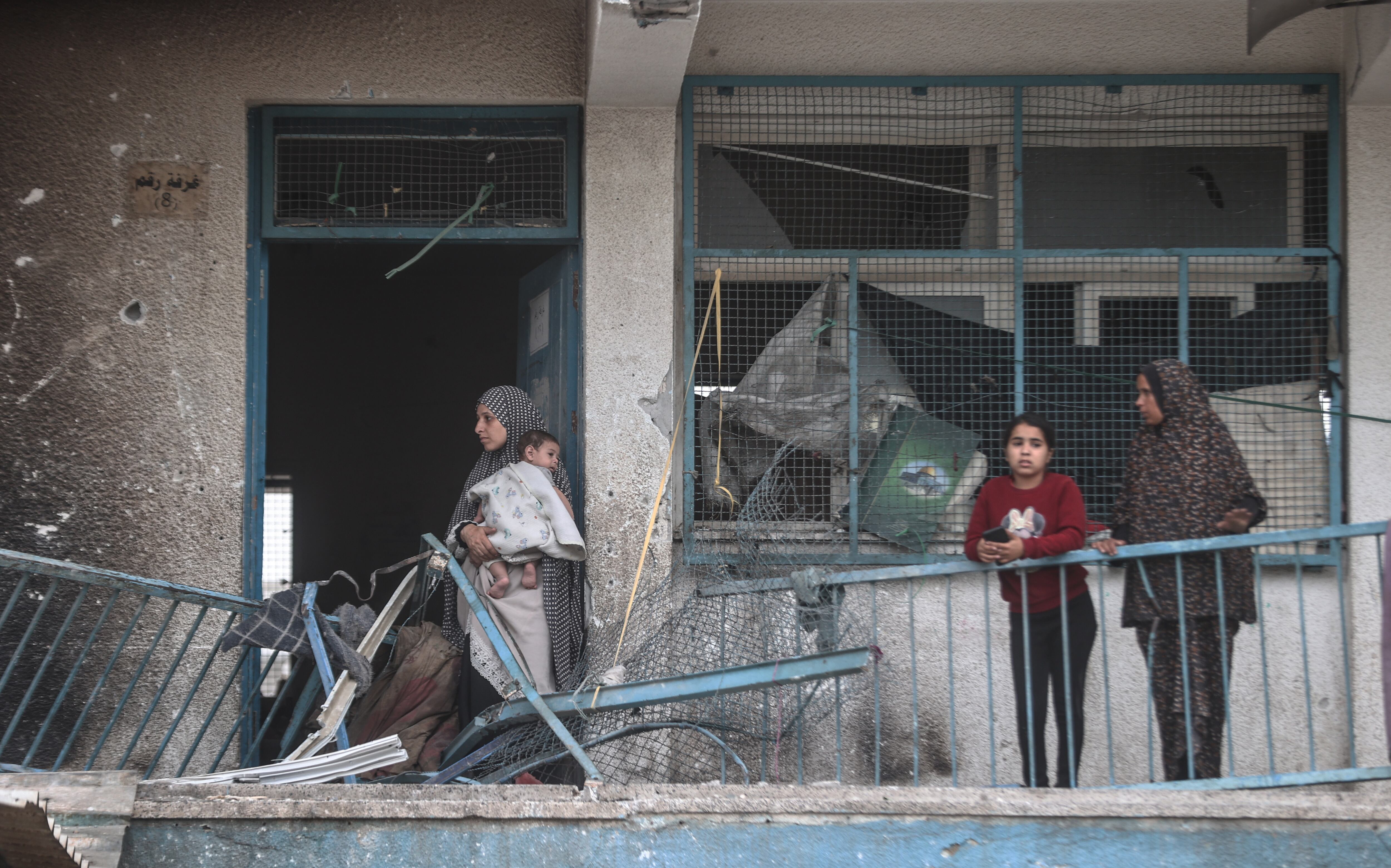 Una vista de la destrucción causada por el ataque israelí dentro de la escuela de la Agencia de Obras Públicas y Socorro de las Naciones Unidas para los Refugiados de Palestina (UNRWA).
