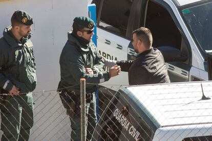 Julen’s father speaks to two Civil Guard officers.