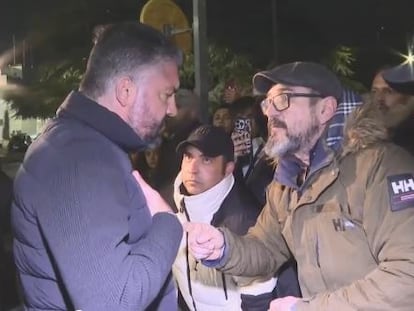 Gattuso, hablando con un líder de los Yomus en el aeropuerto de Maníses a la llegada del equipo, en un fotograma del canal de televisión valenciano À Punt.