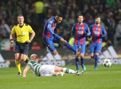Neymar, ante Scott Brown, en Celtic Park.