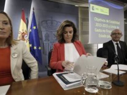 La vicepresidenta del Gobierno, Soraya Sáenz de Santamaría (c); y los ministros de Fomento, Ana Pastor, y de Hacienda, Cristóbal Montoro, durante la rueda de prensa posterior a la reunión del Consejo de Ministros.