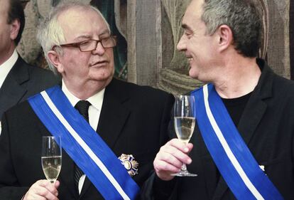 Los cocineros Ferrán Adriá (derecha) y Juan Mari Arzak brindan tras recibir la Gran Cruz de la Orden del Mérito Civil, en la sede del Ministerio de Asuntos Exteriores el 31 de marzo de 2011. La cocina de vanguardia española comienza a ser reconocida dentro y fuera de sus fronteras. Los restaurantes de cocineros españoles han sido proclamados como los mejores del mundo en la clasificación anual de la prestigiosa revista británica 'Restaurant' en varias ocasiones.