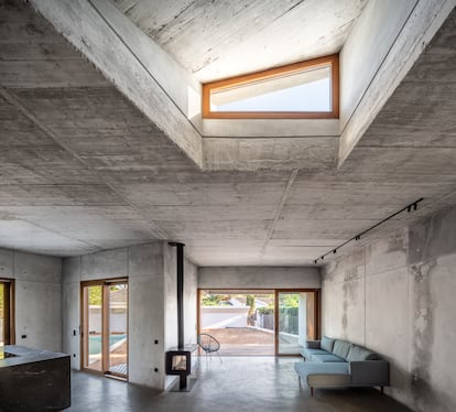 Dos lucernarios facilitan la entrada de luz y la ventilación de la vivienda.