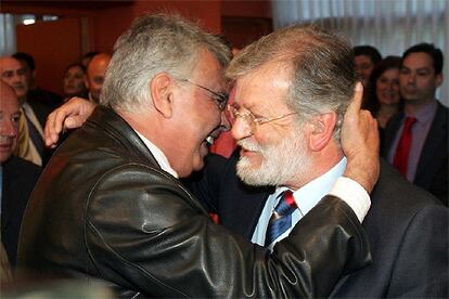 Felipe González (izquierda) abraza al presidente de Extremadura, Juan Carlos Rodríguez Ibarra.