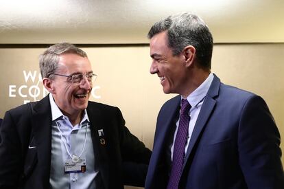 El presidente del Gobierno, Pedro Sánchez, junto al consejero delegado de Intel, Pat Gelsinger, con el que se ha reunido este martes en el Foro Económico Mundial en Davos.