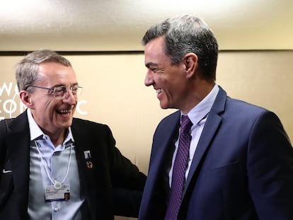 El presidente del Gobierno, Pedro Sánchez, junto al consejero delegado de Intel, Pat Gelsinger, con el que se ha reunido este martes en el Foro Económico Mundial en Davos.