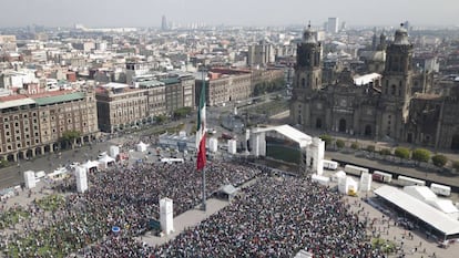 Miles de mexicanos se congregan para ver el fútbol en el Zócalo, en la capital mexicana.