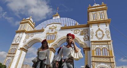 Vecinas de Sevilla, junto a la portada de la Feria.