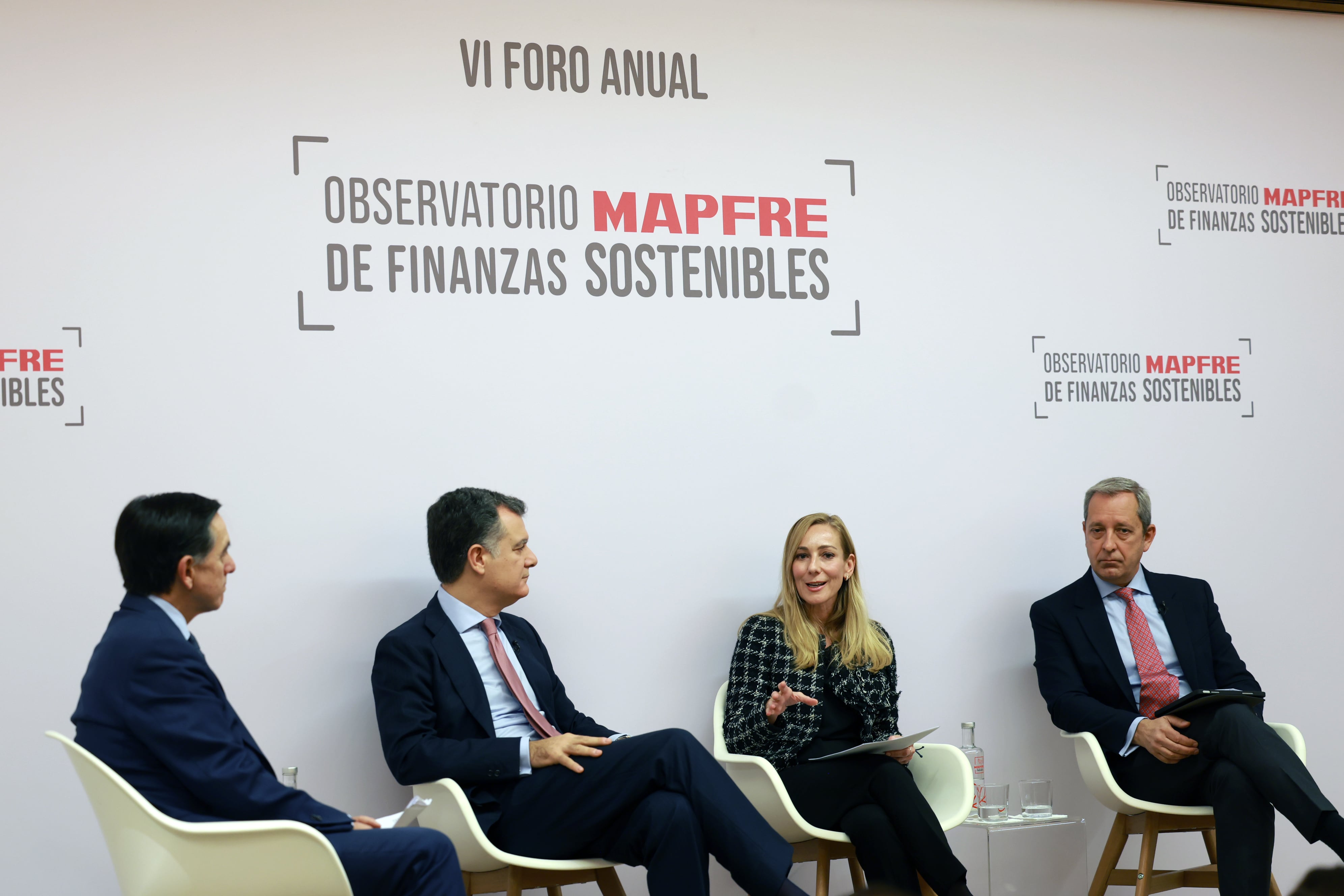 Ángel Martínez-Aldama, presidente de Inverco, que moderó la mesa; Juan Bernal, director de inversiones de Mapfre; María José Gálvez, directora de sostenibilidad de Unespa, y Juan Carlos Delrieu, director de la oficina ASG del Banco de España, durante la mesa redonda que llevó por título Educación, sostenibilidad e inclusión financiera.
