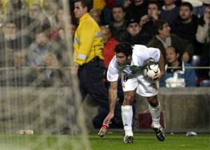 La máxima rivalidad entre dos equipos no se limita a menudo a lo deportivo. El madridista Luis Figo, por ejemplo, es víctima de una lluvia de objetos cada vez que trata de lanzar un saque de esquina en su antiguo estadio, el Camp Nou.