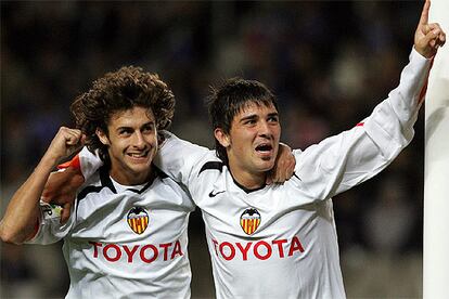 Pablo Aimar y David Villa celebran el tercer gol de su equipo esta tarde ante el Espanyol.