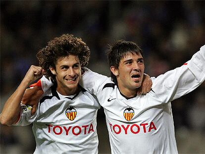 Pablo Aimar y David Villa celebran el tercer gol de su equipo esta tarde ante el Espanyol.