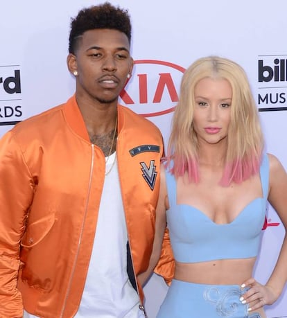 La 'rapera' Iggy Azalea (26 años, Sidney) y la estrella de los Lakers Nick Young (31 años, Los Ángeles) llevaban juntos desde noviembre de 2013 y, aunque habían aplazado su boda por los compromisos de la australiana, parecían una pareja estable. Hasta que salió a la luz una grabación en la que Young confesaba a un compañero de equipo que había sido infiel. Tras eso, la cantante intentó volver a confiar en Young, pero más tarde confesaría que las infidelidades estaban confirmadas y rompió la relación.

<strong>Por qué da pena su ruptura:</strong>
Eran una pareja prototípica digna de toda revista de cotilleos que se precie: la 'rapera' rebelde y el deportista aficionado a lujos. Aunque el desenlace fue igual de clásico (infidelidad), lo cierto es que ella lo cerró con estilo: “Los futuros pueden reescribirse y a partir de hoy el mío es una página en blanco”.