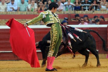 Miguel Ángel Perera, en un pase cambiado por la espalda a su primer toro.