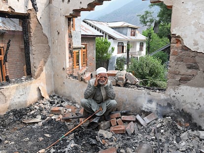 Un hombre lamenta la destrucción de su vivienda tras un ataque de Pakistán, este jueves en la ciudad de Uri, en el Estado indio de Jammu y Cachemira.