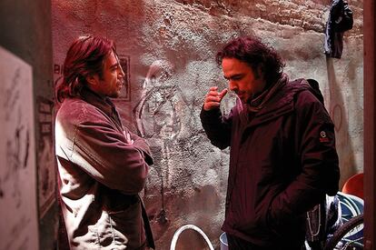 Sus actores saben que no la hay trabajando con él, pero también que terminarán conectando. Iñárritu habla con Javier Bardem durante el rodaje de 'Biutiful' (2009).