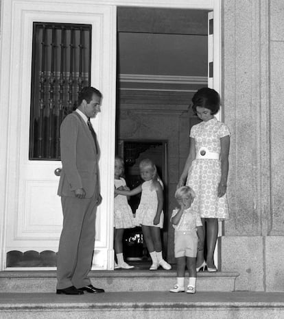 Los entonces Príncipes de España Juan Carlos y Sofía, con sus hijos las infantas Elena, Cristina y el príncipe Felipe, en el palacio de la Zarzuela de Madrid.