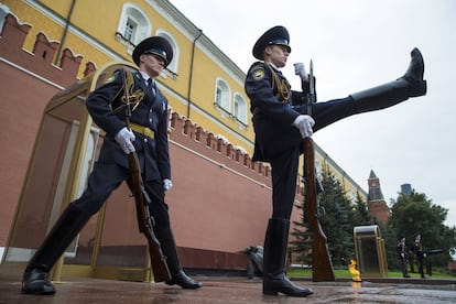 Cambio de guardiaen la Tumba del Soldado Desconocido fuera de la muralla del Kremlin en el centro de Moscú, Rusia.