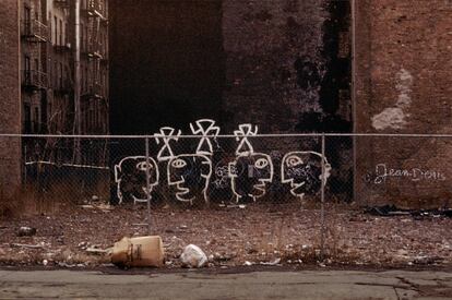 NY, USA ,1986. Edifício vazio com grafitti.