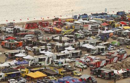 Vista de algunos de los vehículos del Dakar, en Lima. 