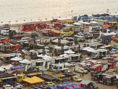 Vista de algunos de los vehículos del Dakar, en Lima. 
