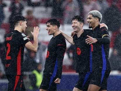 De izquierda a derecha, Pau Cubarsí, Gerard Martin, Robert Lewandowski y Ronald Araújo celebran el triunfo del Barcelona en Lisboa.