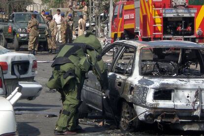 Un artificiero paquistaní revisa el automóvil utilizado por uno de los suicidas en el ataque de Lahore.