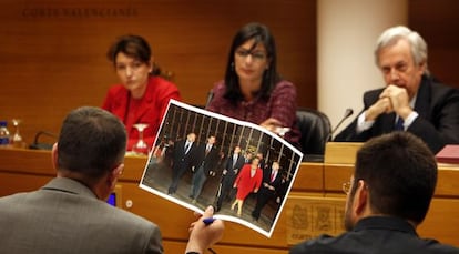 El portavoz de Comprom&iacute;s, Enric Morera, muestra en las Cortes una imagen de Camps, Barber&aacute; y Urdangarin.